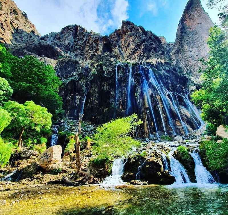 آبشار چشمه ای مارگون از نمای مقابل