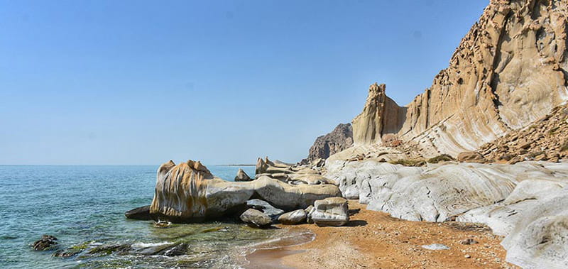 صخره های ساحل مکسر از نمای دور