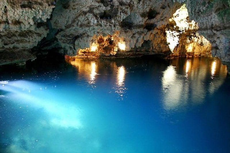 حوضچه زیر صخره ها داخل غار سهولان