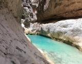 مسیر دسترسی به تنگه رغز از میان صخره ها در آب