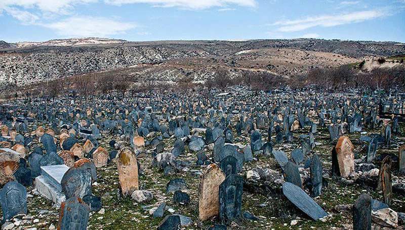 سنگ قبرهای نقش دار در قبرستان چاه سفید بهشهر