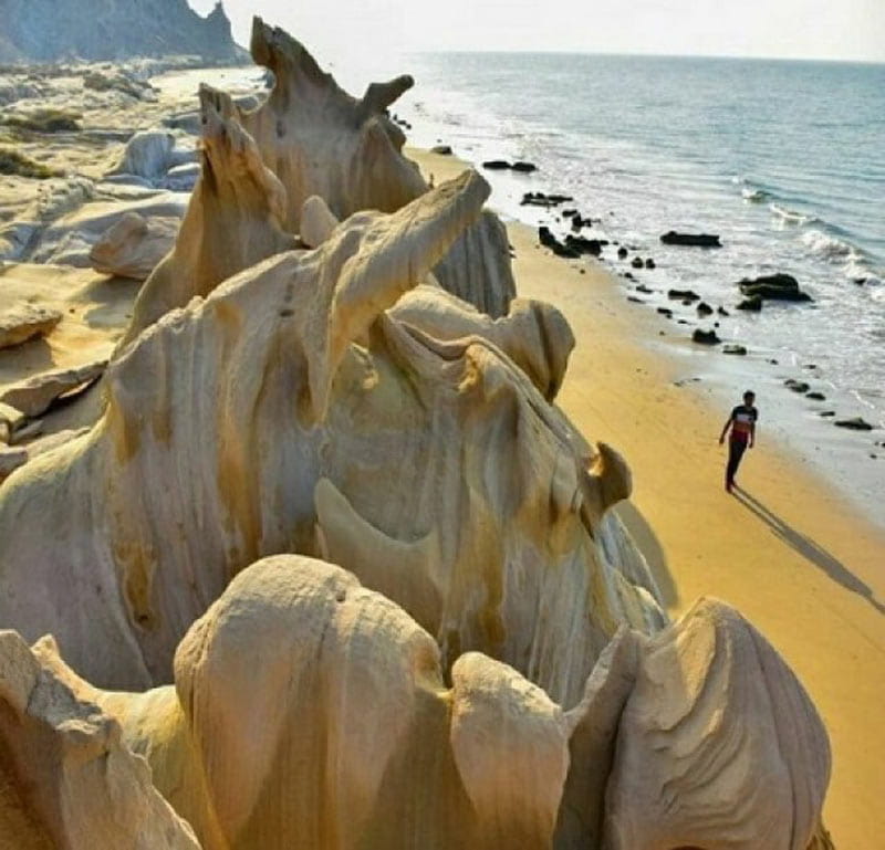صخره های بلند و تراشیده کنار ساحل مکسر از نمای بالا