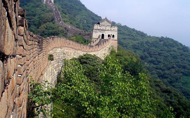 یکی از برج های دیوار چین در ارتفاعات سرسبز