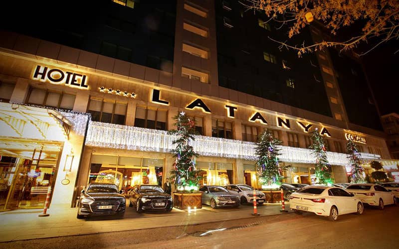 ورودی ساختمان هتل لاتانیا در شب