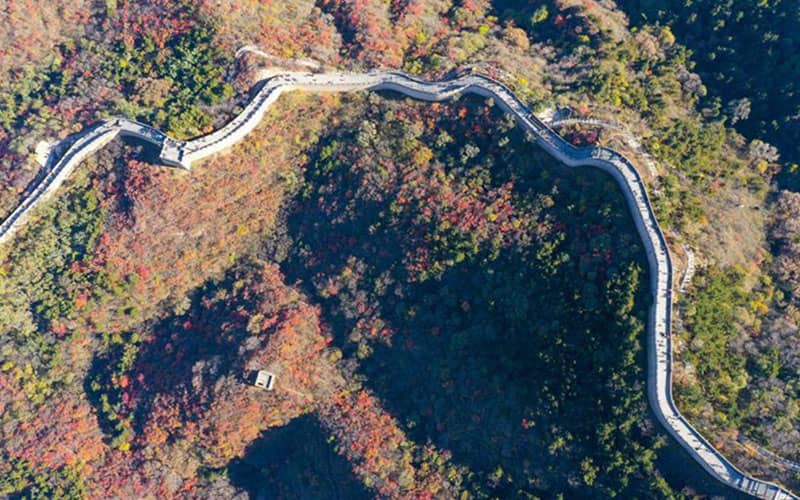 عکس هوایی از دیوار چین در کوهستان