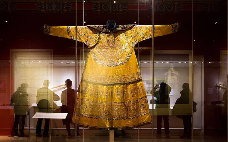 لباسی قدیمی به رنگ طلایی در موزه