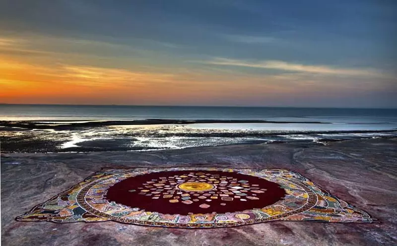 فرش خاکی هرمز در ساحل خلیج فارس