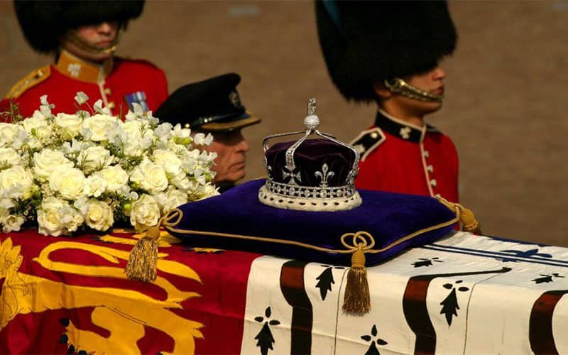 مراسم تشییع پیکر فردی سلطنتی با تاج بزرگی روی تابوتش