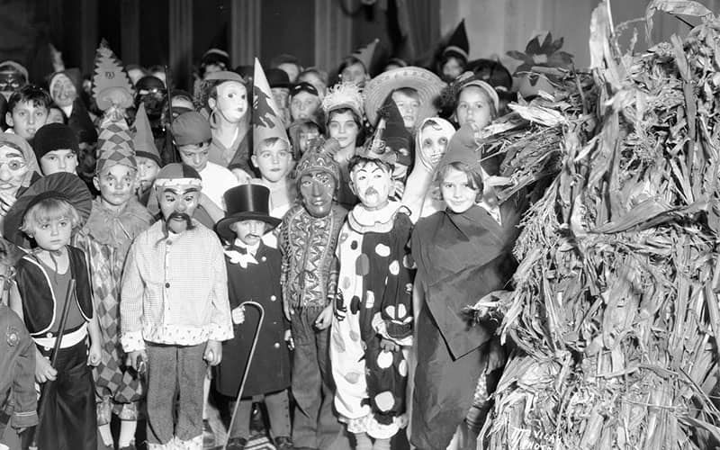 عکسی سیاه و سفید از جشن هالووین برای کودکان