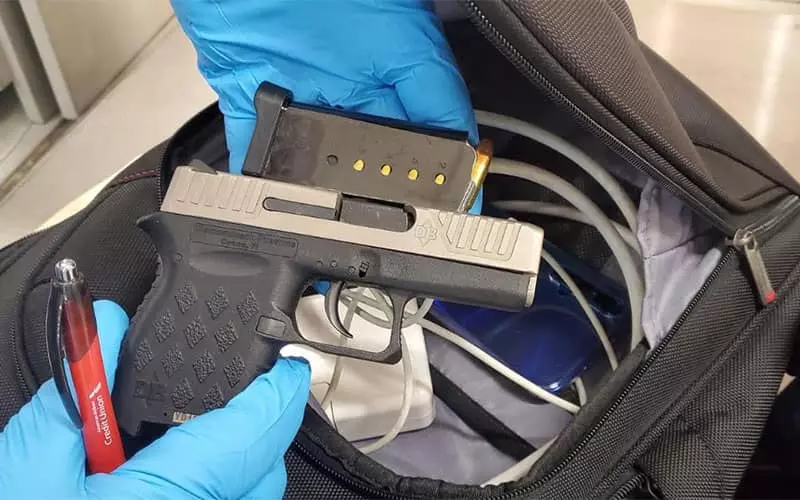 اسلحه در چمدان مسافر