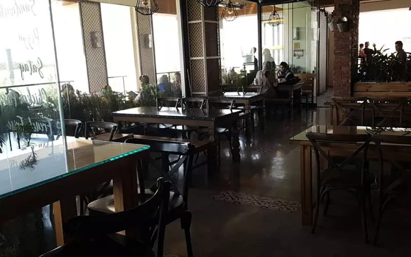 رستورانی با دکوراسیون چوبی و پنجره های بلند
