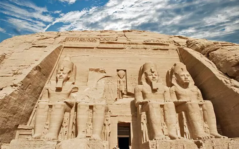 ورودی سازه ای باستانی در مصر با حکاکی چندین پادشاه روی آن