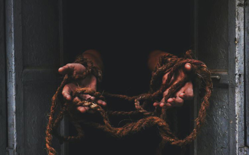 عکس هنری از دست و طناب
