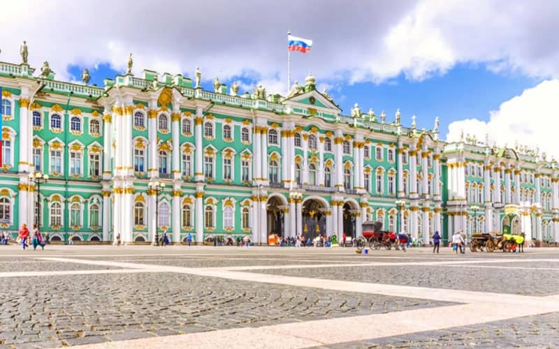 ساختمانی بسیار بزرگ با نمای سفید و سبز رنگ و پرچم روسیه بر فراز آن