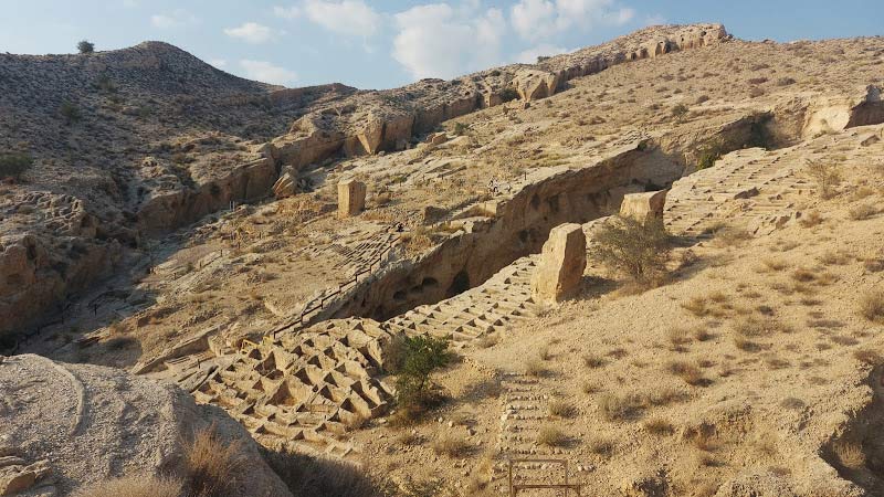 ردیق قبرهای سنگی در گورستان صخره‌ای سیراف
