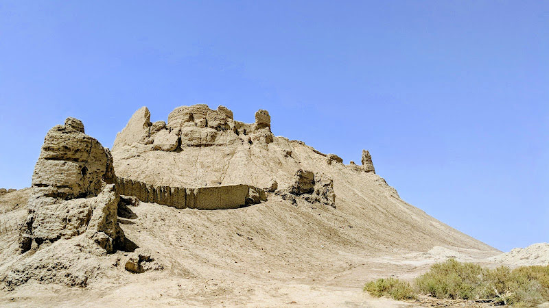 قلعه بمپور روی یک تپه