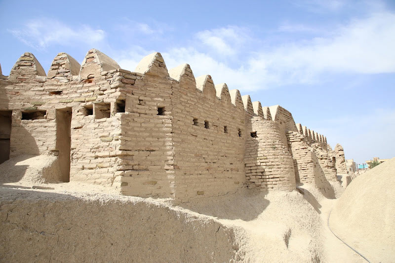 دیوارهای قلعه ناصری ایرانشهر