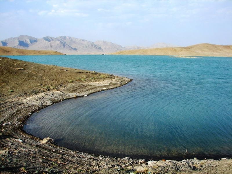 ساحل سفید کنار دریاچه سد خمیران اصفهان