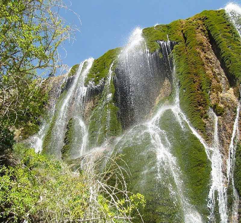 آبشار پونه زار میان صخره های خزه ای از نمای پایین