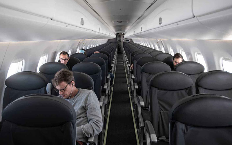 چند مسافر در کابین هواپیما