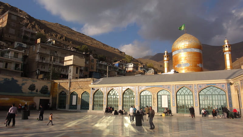 گنبد و بنای امامزاده داوود تهران زیر آسمان ابری