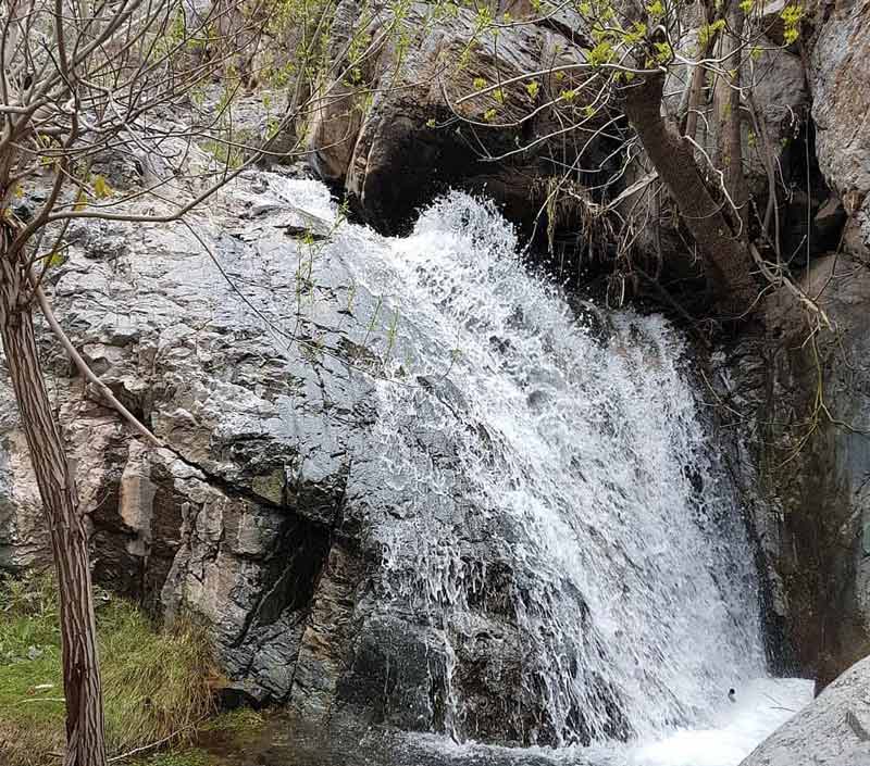 جریان آب آبشار طامه میان سنگ ها از نمای نزدیک