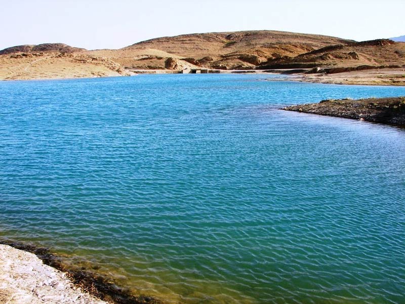 دریاچه سد خمیران در جوار تپه های خاکی