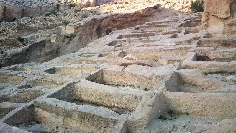 ابعاد بزرگ قبور در گورستان صخره‌ای سیراف
