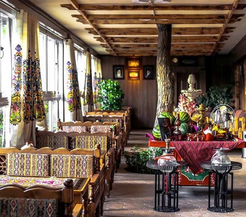 میز یلدا کنار تخت های رستوران سنتی بیستون فرحزاد