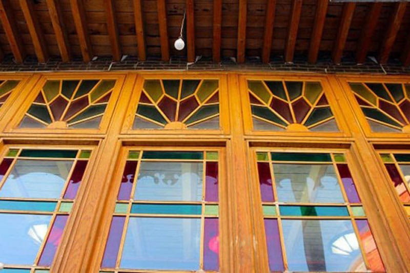 نمای بیرونی پنجره های چوبی با شیشه های رنگی در عمارت آقازاده اردبیل