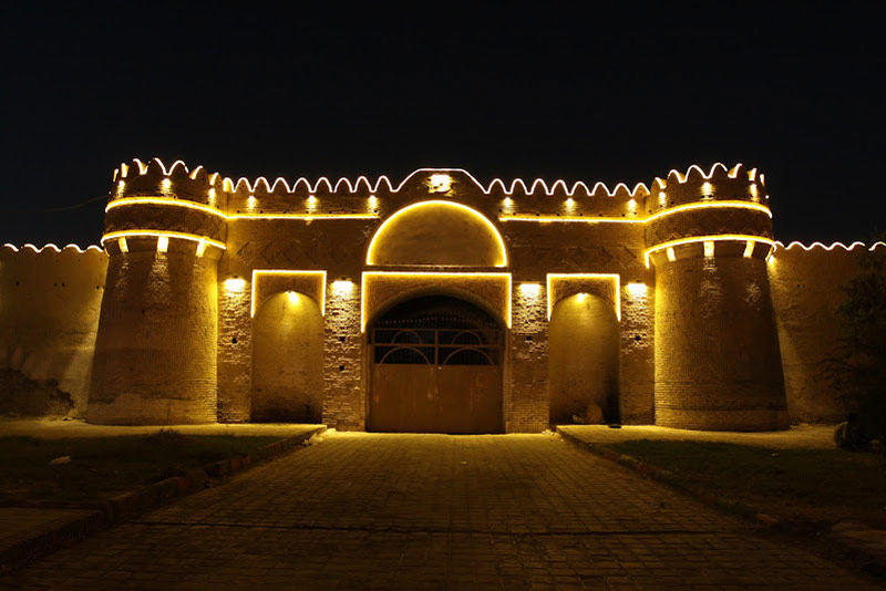 ورودی قلعه ناصری ایرانشهر در شب