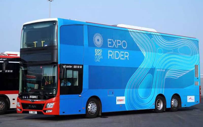 اتوبوس دو طبقه و آبی رنگ با نوشته اکسپو ۲۰۲۰