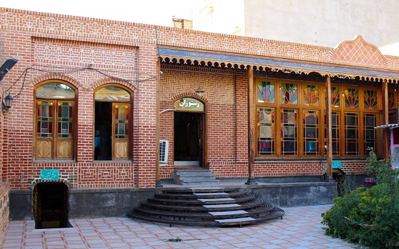 نمای ورودی رستوران سنتی در خانه آقازاده اردبیل