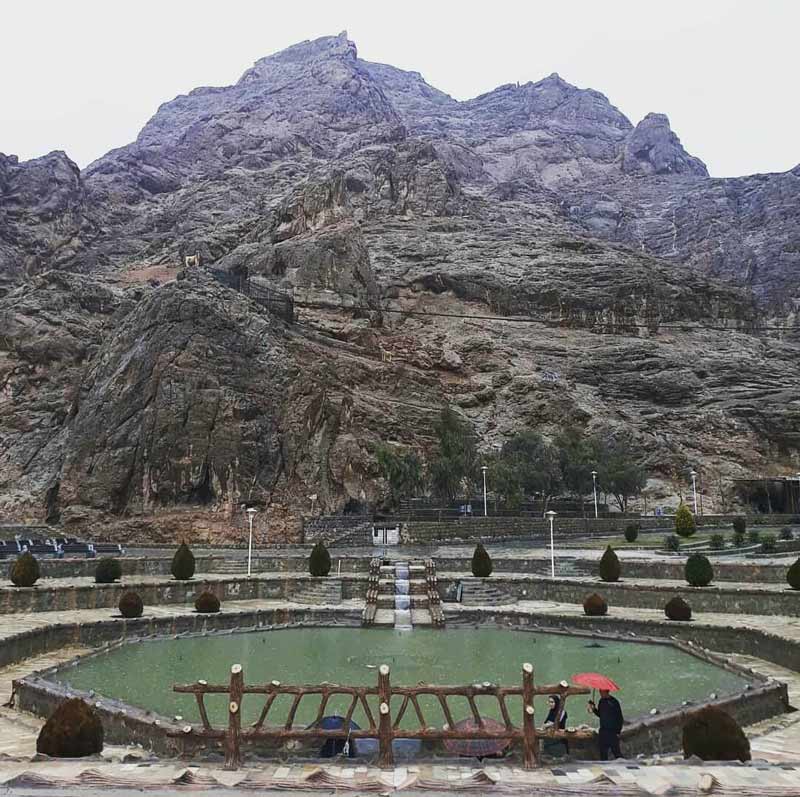 حوضچه های چشمه لادر در دامنه کوهستان