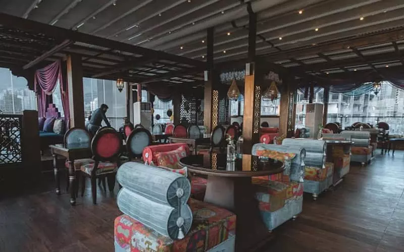رستورانی با دکوراسیون چوبی و مبلمان رنگی