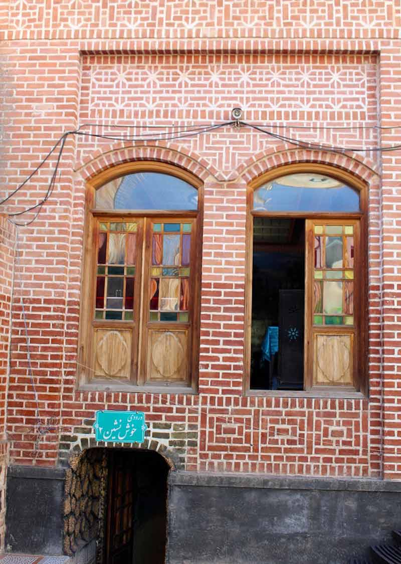 نمای آجری و پنجره های چوبی بیرون عمارت آقازاده اردبیل