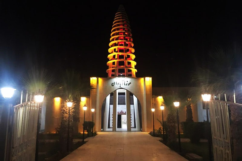 ورودی موزه آبادان در شب
