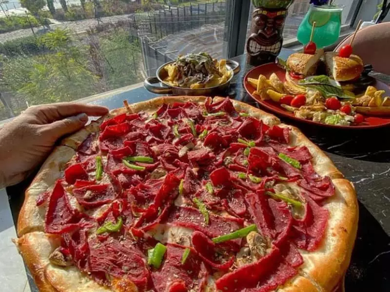 پیتزای استیک در کنار چشم انداز دریاچه