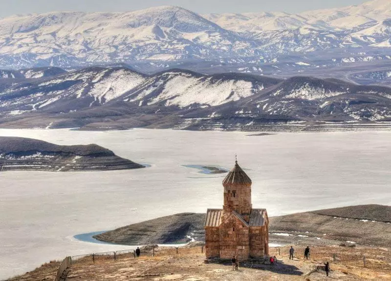 کلیسای زور زور کنار رود ارس و دامنه کوهستان های برفی از نمای دور