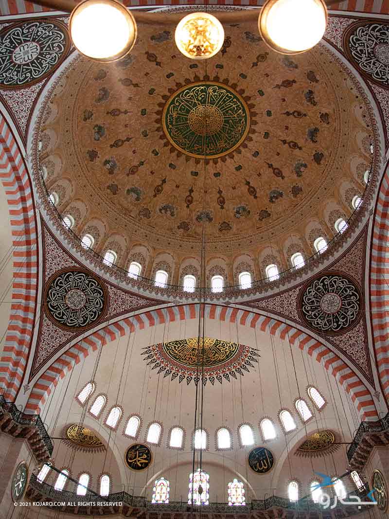 نقاشی های رنگی داخل گنبدهای مسجد سلیمانیه استانبول از نمای زیر