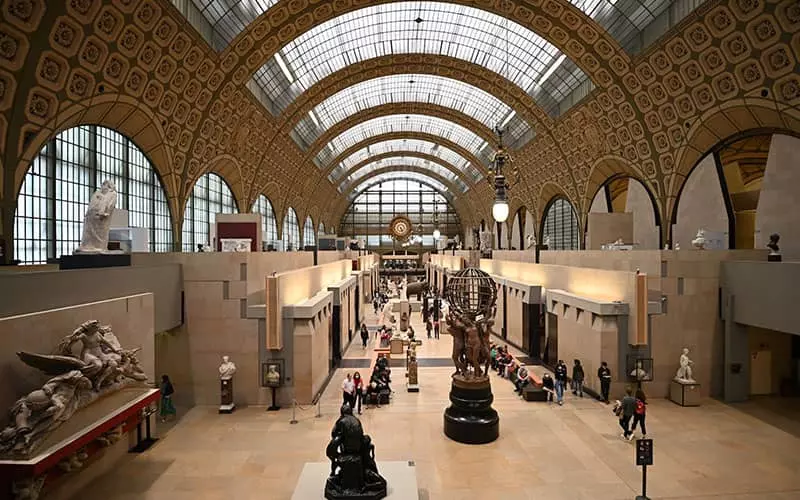 موزه‌ای بسیار بزرگ با سقف شیشه‌ای