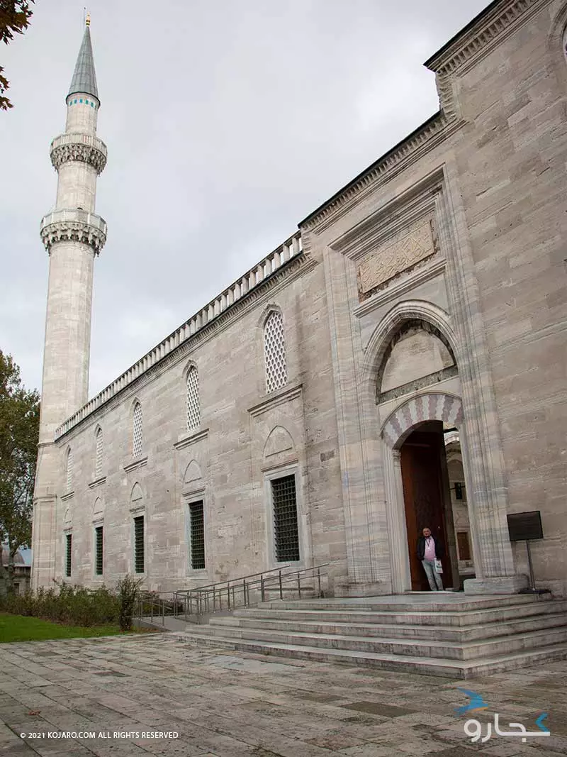 ورودی اصلی مسجد سلیمانیه با یکی از مناره های اصلی این مسجد
