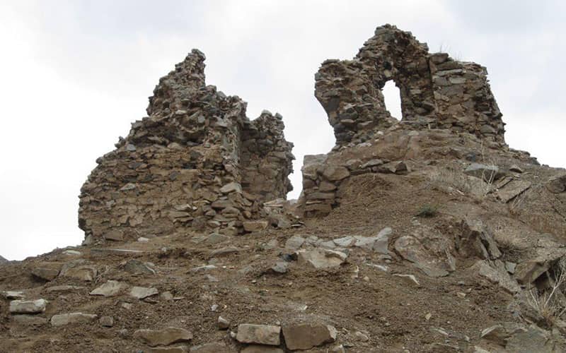 بقایای قلعه‌ای تاریخی از سنگ