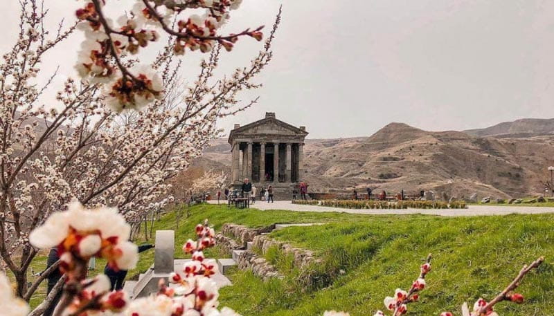 معبد گارنی ارمنستان در بهار