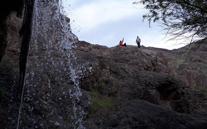 آبشاری مرتفع در منطقه ای کوهستانی