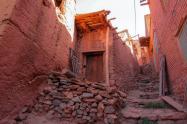 خانه های کاهگلی ابیانه با خاک سرخ و پلکان روستا
