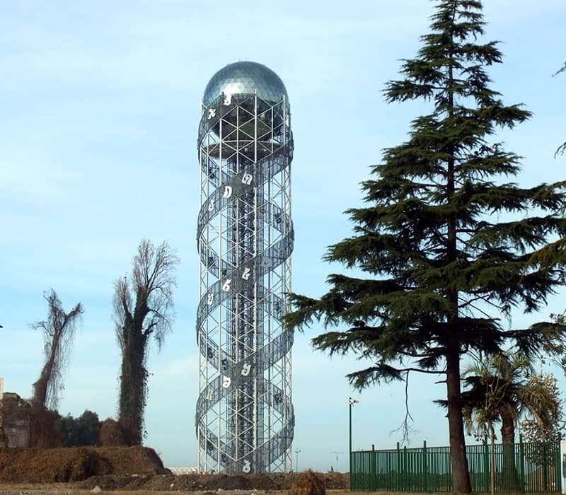 برجی فلزی با توپی در نوک آن