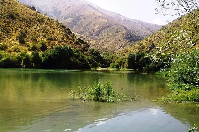 دریاچه مارمیشو میان تپه های سبز کوهستانی