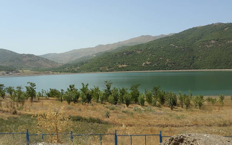 دریاچه‌ای پرآب در منطقه‌ای کوهستانی