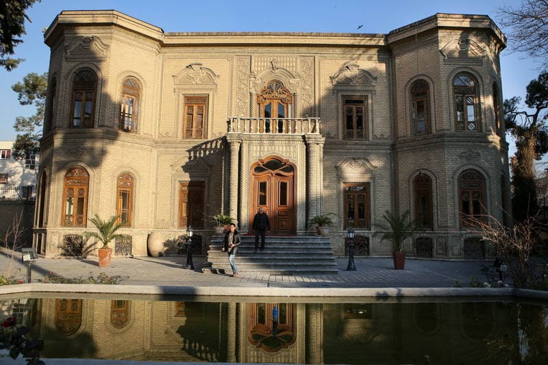 نای بیرونی ساختمان موزه آبگینه تهران با در چوبی